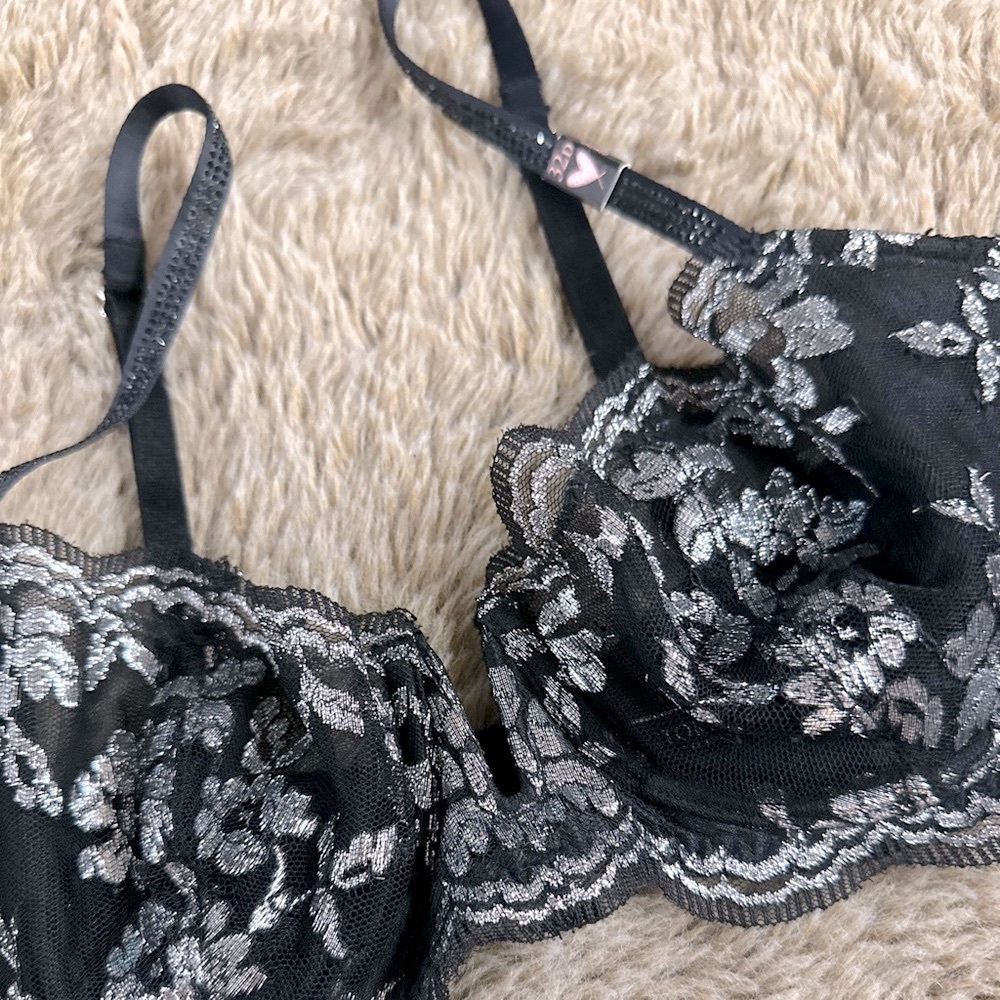 VS Lace Bra 32D - Picture 3 of 7
